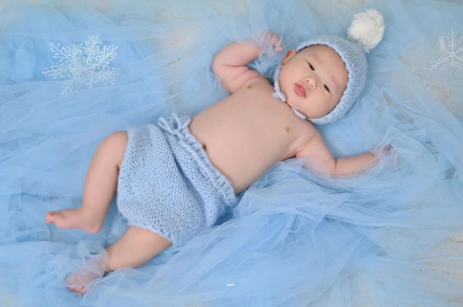 代怀包生男孩医院三个月宝宝挠耳朵